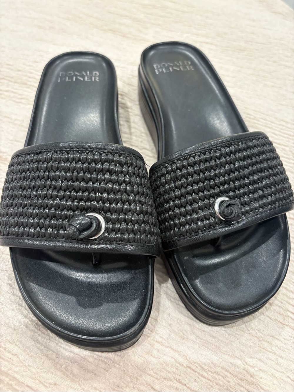 Donald J Pliner Farrah Sandal - Picture 4 of 7